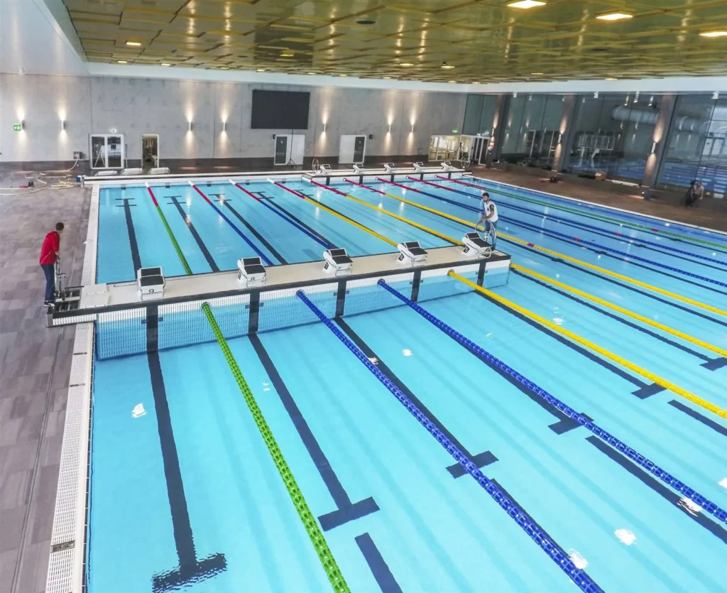 Movable bulkhead in a competition pool