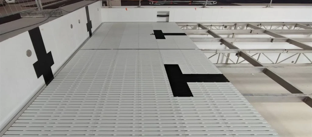 Movable pool floor in a public pool