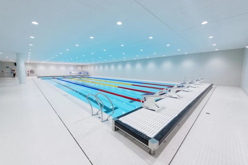 Removable headwall at the end of a competition pool