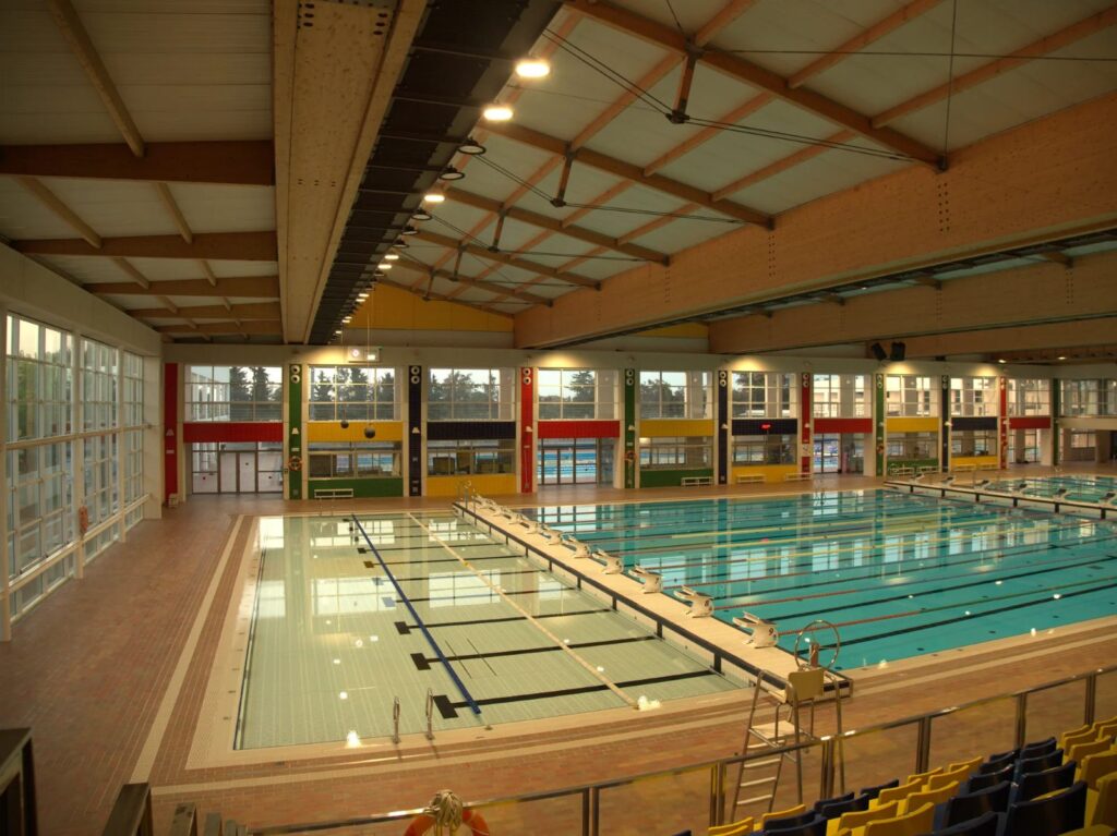 Public pool hall with a movable floor section and bulkhead, Son Hugo